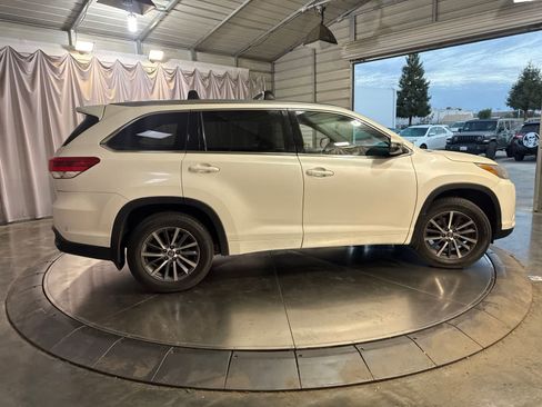 Used 2017 Toyota Highlander XLE AWD/4WD image 3