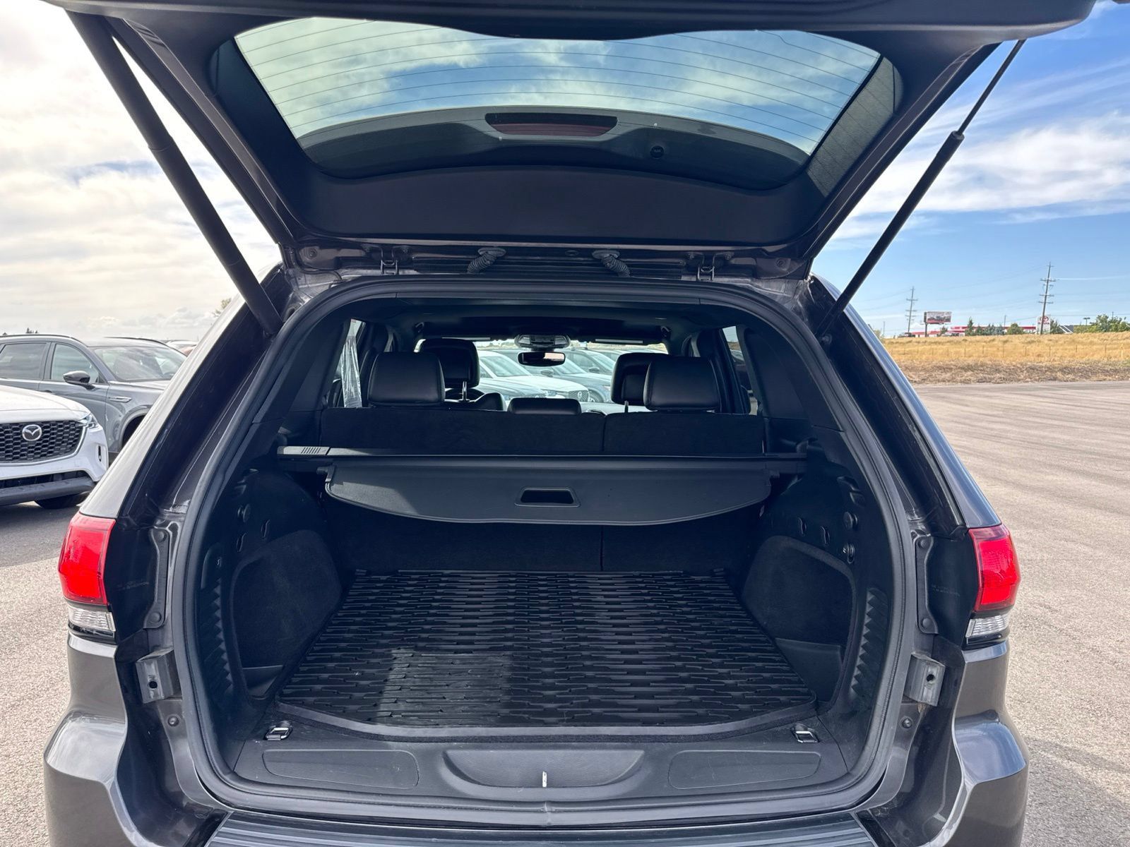 Used 2018 Jeep Grand Cherokee Altitude AWD/4WD image 13