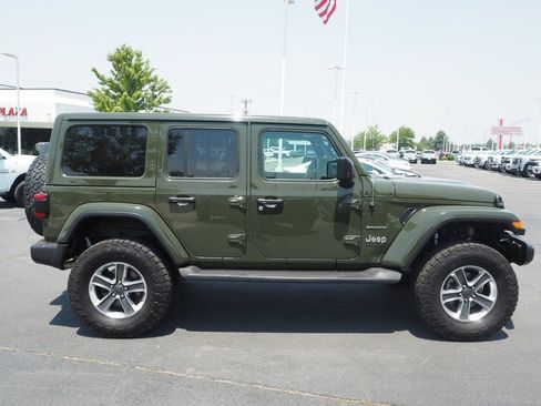Used 2022 Jeep Wrangler Unlimited Sahara w/ LED Lighting Group AWD/4WD image 8