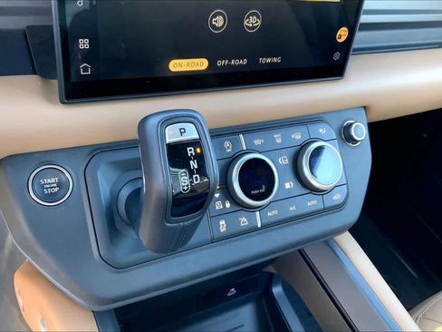 Used 2025 Land Rover Defender 110 X-Dynamic SE image 28