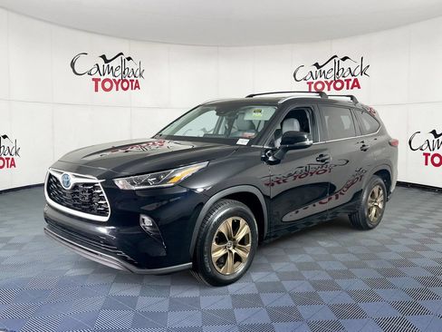 Used 2023 Toyota Highlander Bronze Edition FWD image 2