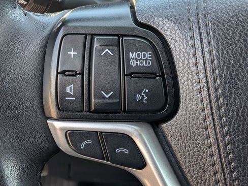 Used 2019 Toyota Highlander XLE AWD/4WD image 17