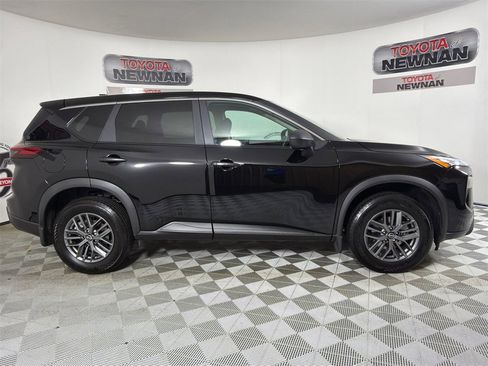 Used 2025 Nissan Rogue S image 2