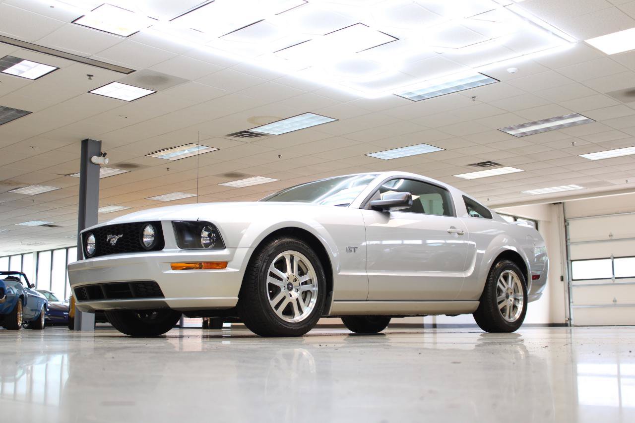 Used 2005 Ford Mustang GT RWD image 14