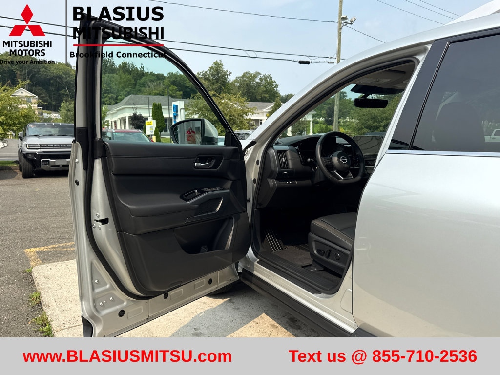 Used 2025 Nissan Pathfinder SL AWD/4WD image 11