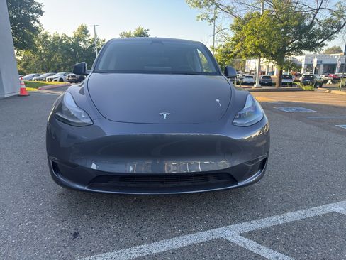 Used 2023 Tesla Model Y Long Range AWD/4WD image 2