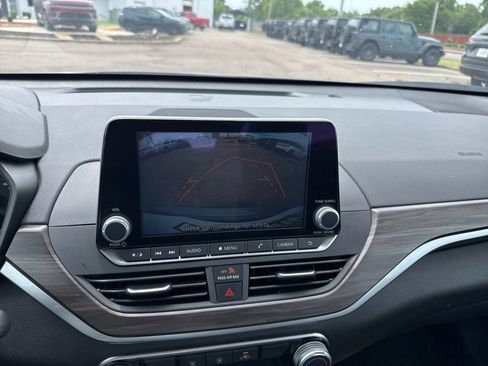 Used 2025 Nissan Altima 2.5 SV FWD image 17
