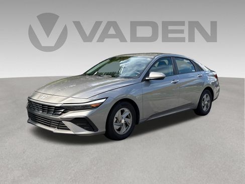 Used 2025 Hyundai Elantra SE FWD image 1