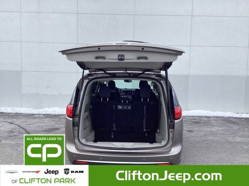 Certified 2018 Chrysler Pacifica Touring-L Plus image 8
