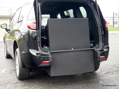 Used 2025 Chrysler Pacifica Select FWD image 25