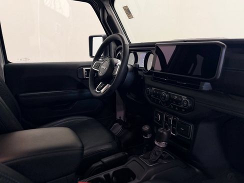 Used 2024 Jeep Wrangler High Altitude AWD/4WD image 17