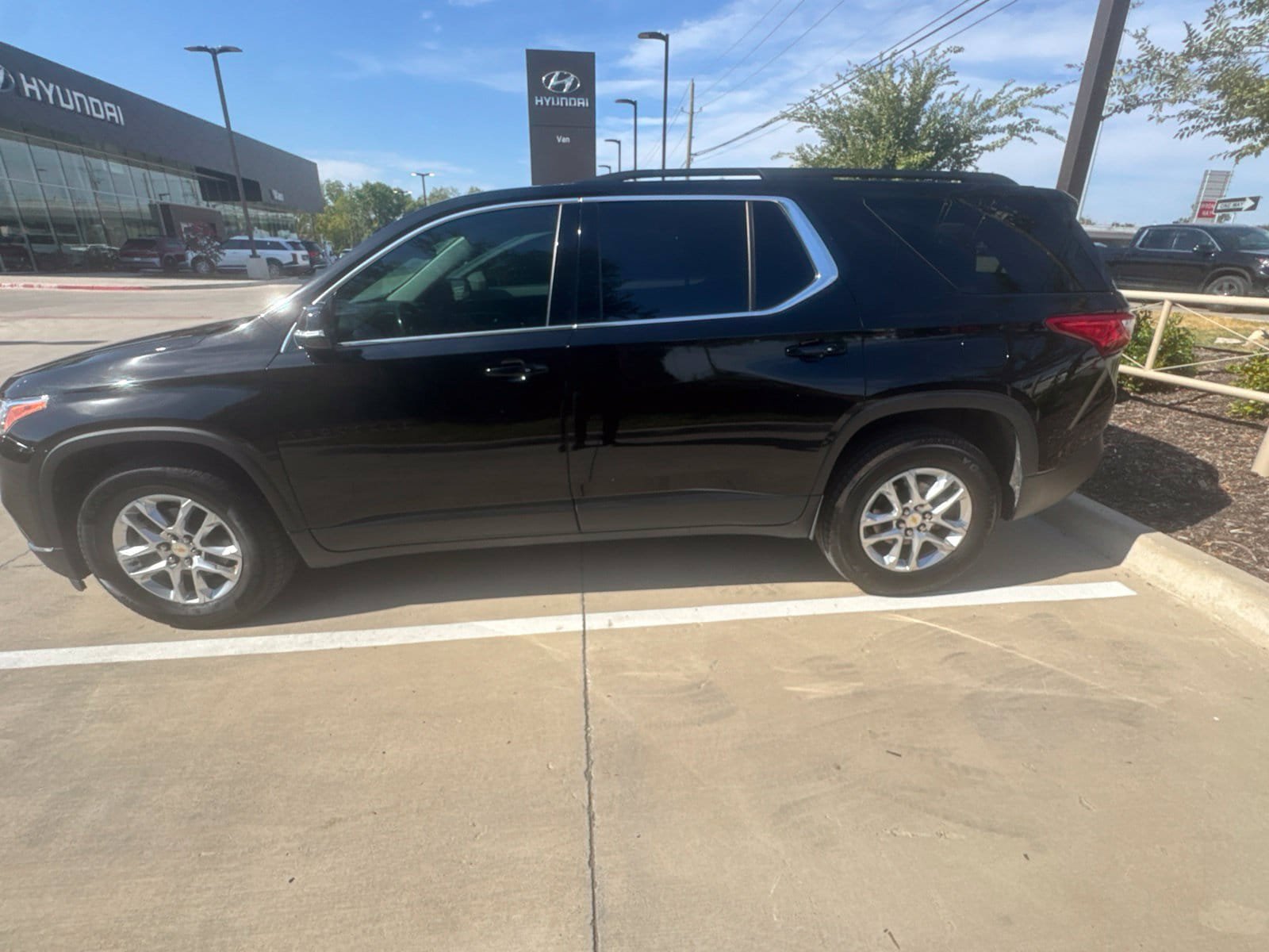 Used 2020 Chevrolet Traverse LT FWD image 1