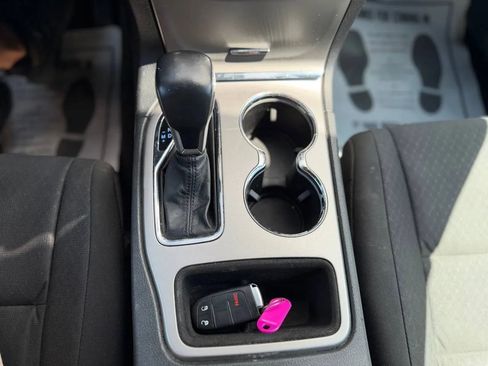 Used 2019 Jeep Grand Cherokee Laredo RWD image 40