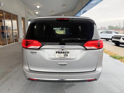 Used 2020 Chrysler Pacifica Touring-L image 7