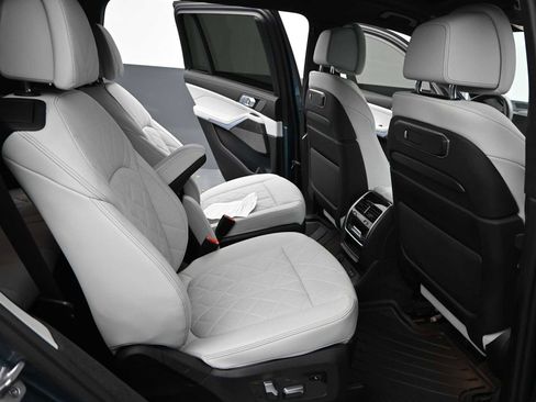 Used 2023 BMW X7 xDrive40i w/ Premium Package image 24