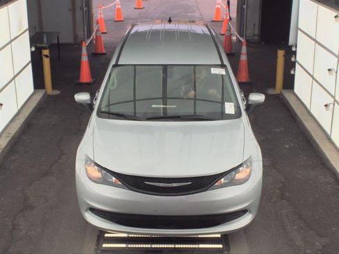 Used 2022 Chrysler Voyager LX FWD image 8