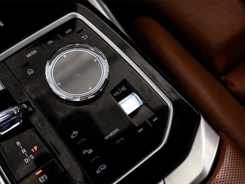 Used 2023 BMW 760i xDrive w/ Executive Package image 26