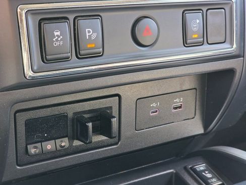 Used 2022 Nissan Titan SV w/ SV Convenience Package image 30