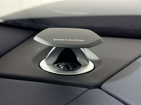 Used 2025 Lamborghini Urus SE AWD/4WD image 35