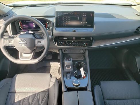 Certified 2025 Nissan Rogue Platinum w/ Tech Package image 22