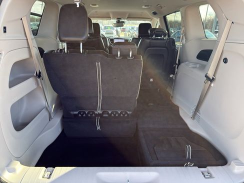 Used 2024 Chrysler Pacifica Touring-L image 35