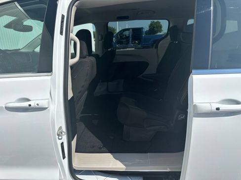 Used 2024 Chrysler Voyager LX FWD image 17