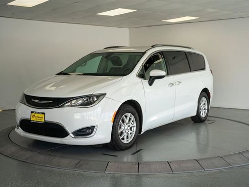 Used 2020 Chrysler Pacifica Touring-L FWD image 3
