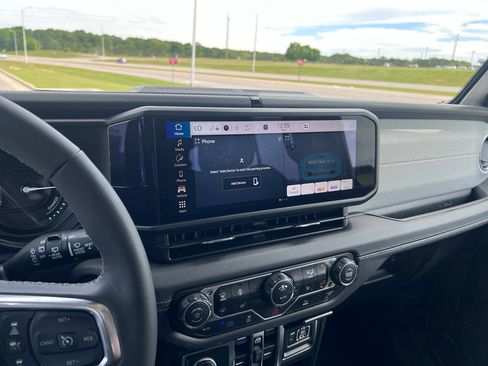 Used 2025 Jeep Wrangler Sahara image 25