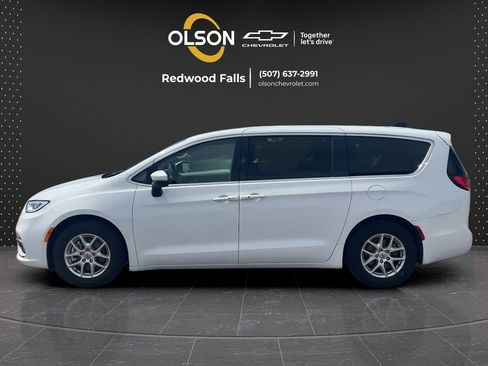 Used 2023 Chrysler Pacifica Touring-L FWD image 2