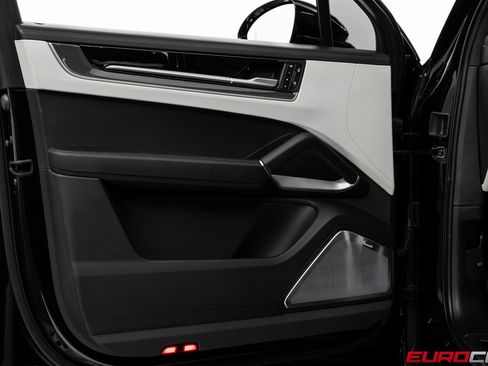 Used 2025 Porsche Cayenne Turbo image 22