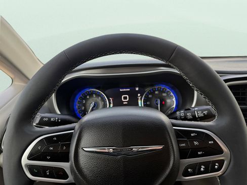 Used 2023 Chrysler Pacifica Touring-L image 23