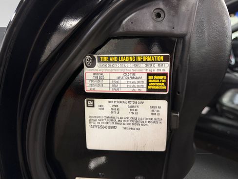 Used 2004 Chevrolet Corvette Coupe w/ Preferred Equipment Group RWD image 40