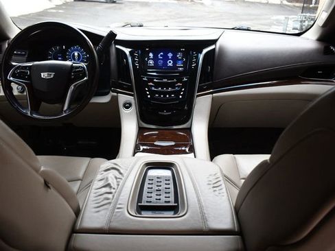 Used 2017 Cadillac Escalade ESV Luxury image 27
