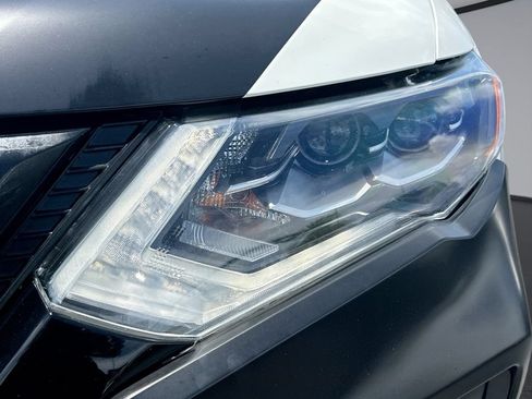 Used 2017 Nissan Rogue SV FWD image 28