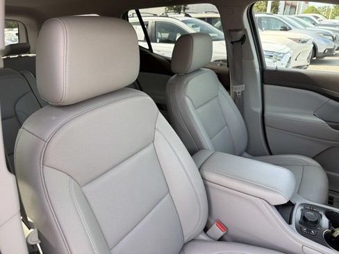 Used 2023 GMC Acadia SLT w/ Preferred Package FWD image 17