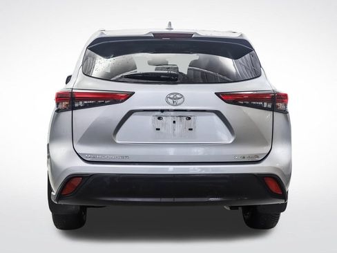 Used 2022 Toyota Highlander XLE AWD/4WD image 4
