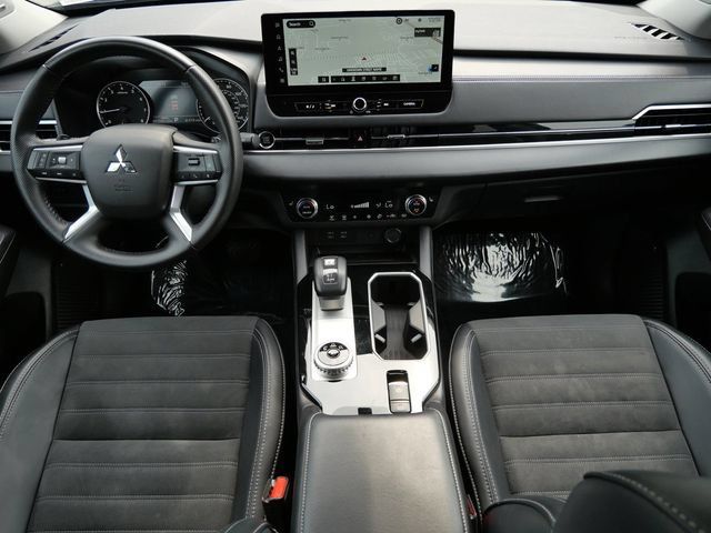 Used 2025 Mitsubishi Outlander SE AWD/4WD image 13