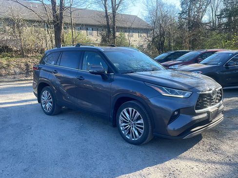 Used 2023 Toyota Highlander Platinum image 13