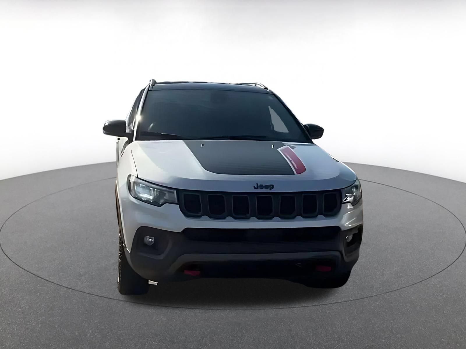 Used 2025 Jeep Compass Trailhawk AWD/4WD image 3