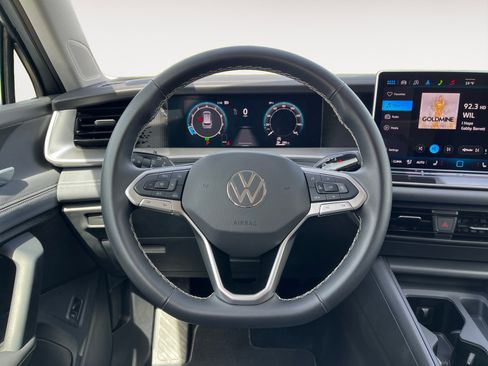 Certified 2025 Volkswagen Tiguan SE FWD image 13