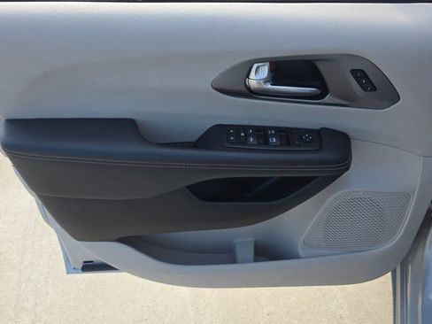 Certified 2024 Chrysler Pacifica Touring-L FWD image 25