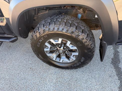 Used 2017 Toyota Tacoma TRD Off-Road w/ Premium & Technology Package AWD/4WD image 13