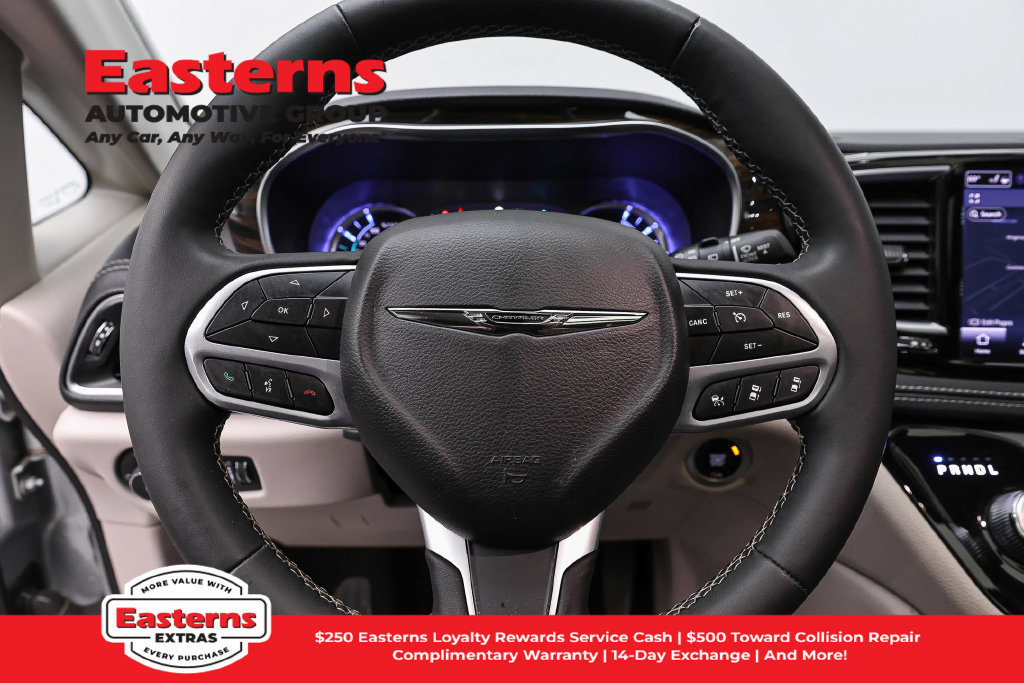 Used 2023 Chrysler Pacifica Limited FWD image 11