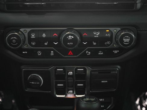 Used 2024 Jeep Wrangler Unlimited Sahara w/ Safety Group AWD/4WD image 18