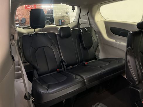 Used 2024 Chrysler Pacifica Touring-L FWD image 29