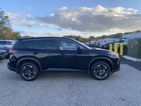 Used 2024 Nissan Rogue SV image 2