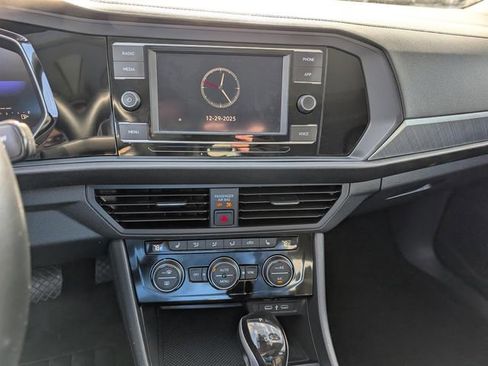 Used 2024 Volkswagen Jetta SE image 10