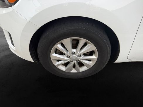 Used 2018 Kia Sedona LX w/ LX Essentials Premium Package FWD image 12