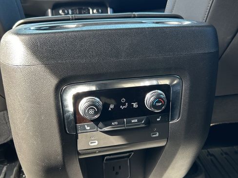 Used 2024 GMC Yukon SLT w/ SLT Premium Package image 15