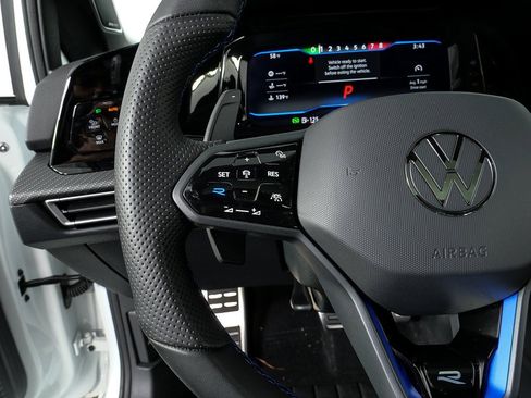 Used 2023 Volkswagen Golf R image 9